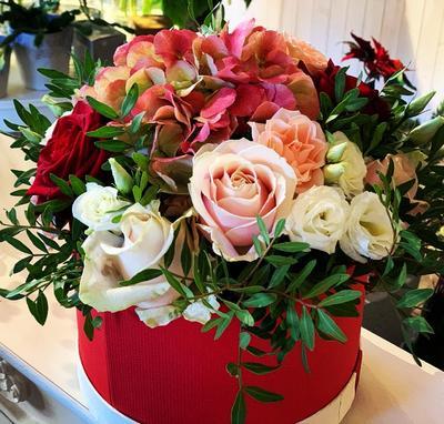 Kvetinový box rôzne farebné kvety