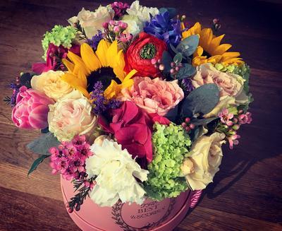 Kvetinový box rôzne farebné kvety