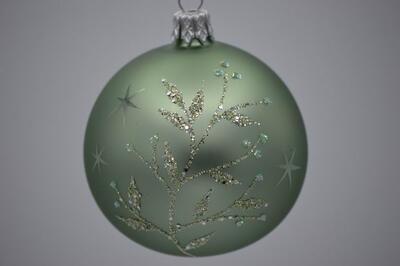 Vianočná guľka zelená s vetvičkou 7 cm